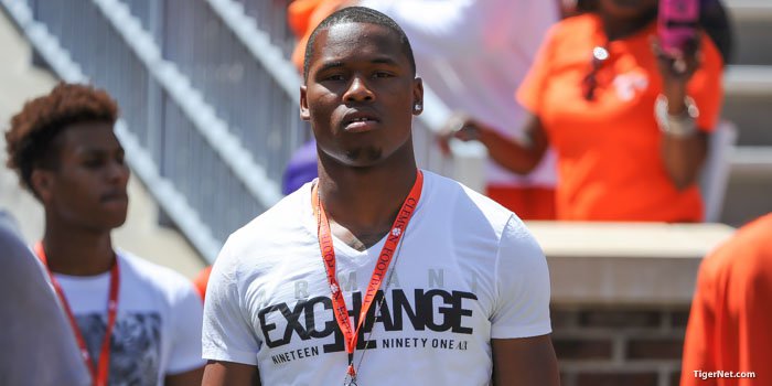 Clemson in final three with 5-star LB