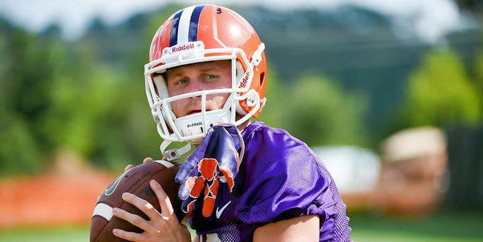 Elliott reviews final scrimmage, Feaster and punt return