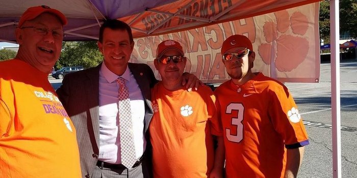 Swinney surprises fans at Saturday's tailgates