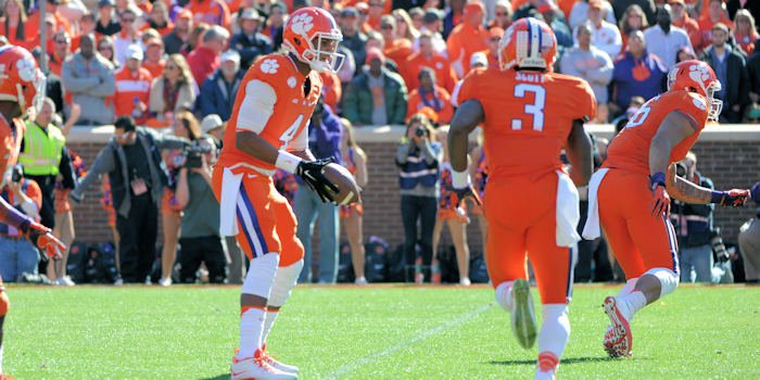 Clemson running the jet sweep against South Carolina in 2014. 