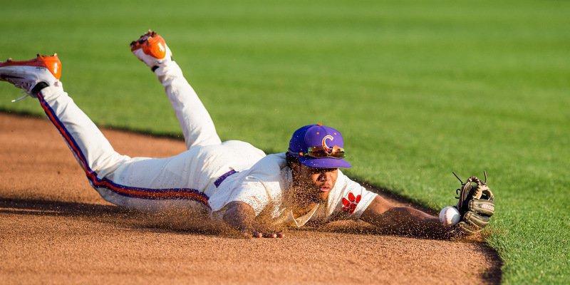 Jordan Greene tries to corral an early ground ball (Photo by David Grooms)