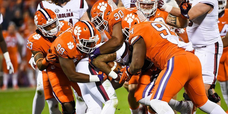 Elliott expects Williams-Brice to be loud and rowdy