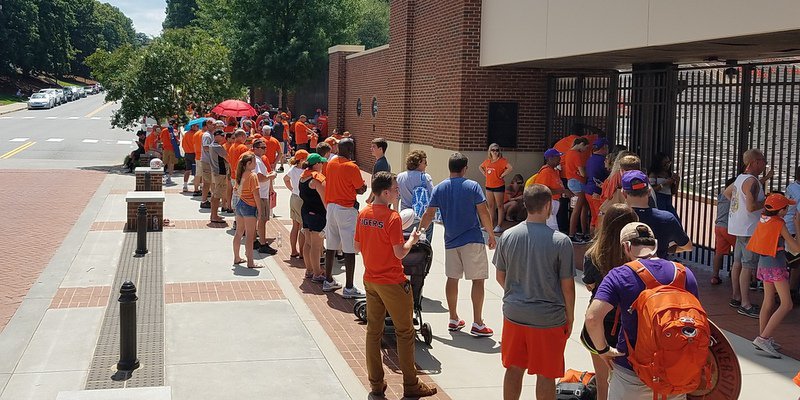 Fans brave heat, long lines for Hunter Renfrow and Dabo Swinney signatures