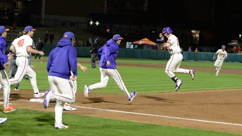 Wilkie walks off Winthrop with game-winning single in the 10th