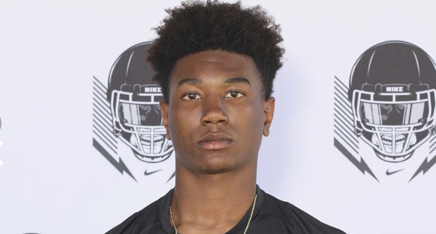 5-star defender commits to Clemson