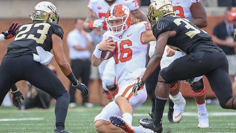 Monday Insider: Lawrence opens the run game, Venables good friends with Dave Doeren