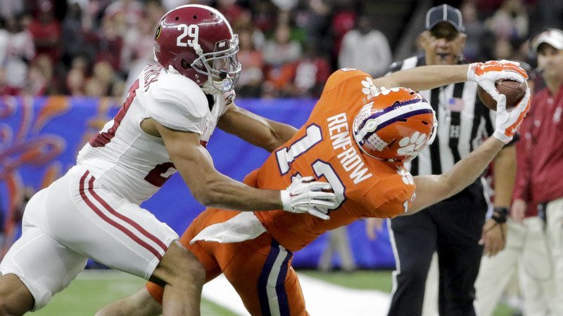 Hunter Renfrow stretches for the catch (Photo by Derick E. Hingle, USAT)