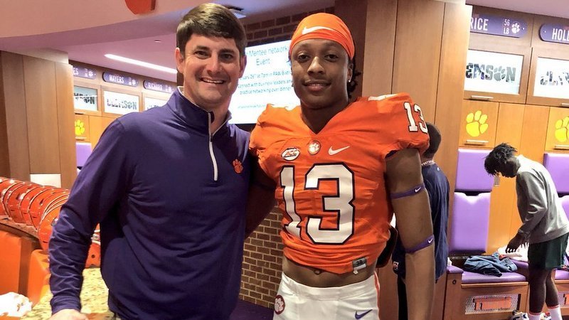 Jennings poses with his family on Clemson visit 