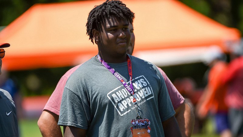 Elite offensive lineman has Tigers in top two after Clemson visit