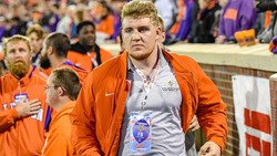 Elite OL announces commitment, early signing with Clemson