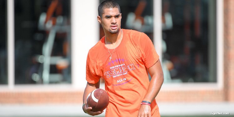 Nation's No. 1 QB loves the Oculus and Death Valley, says,