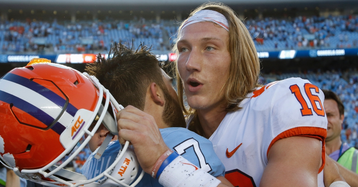 Trevor Lawrence enters defensive huddle at right time for a pep talk
