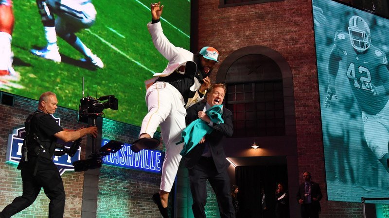 Wilkins scares Goodell with chest bump, says he's ready to get to work for Dolphins