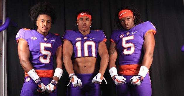 Flowe (center) poses with Clemson commits Sergio Allen (L) and Kevin Swint (R)