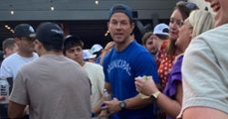 OLHE: Mark Wahlberg passeando no centro de Clemson